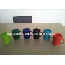 Taza de cerámica con tapa de plástico